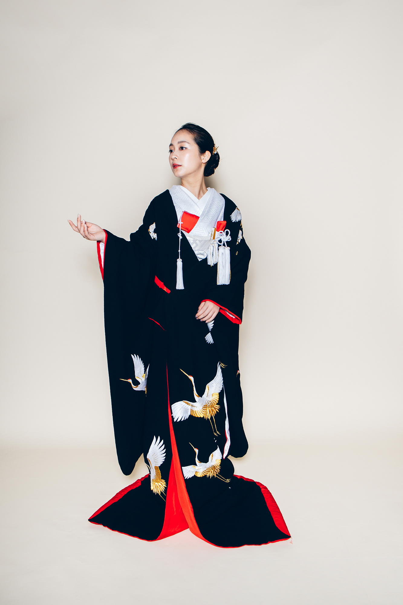 ちりめん桜花柄の黒の打掛 レンタル色打掛】黒地ちりめん鶴に花紋｜CUCURU