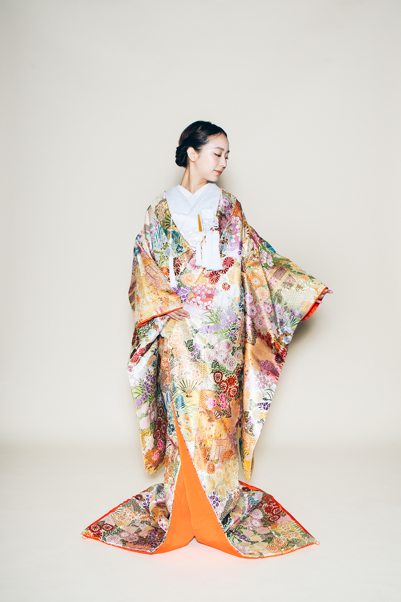 レンタル色打掛】唐織市松に彩華御所車｜CUCURU