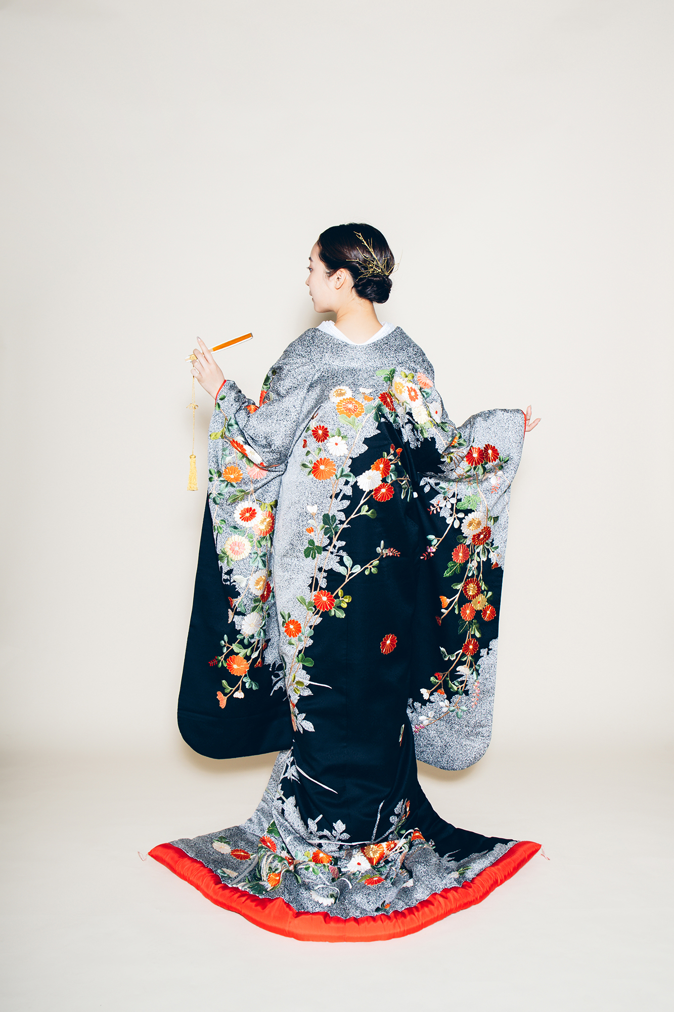 レンタル色打掛】黒地手刺繍臈纈染｜CUCURU
