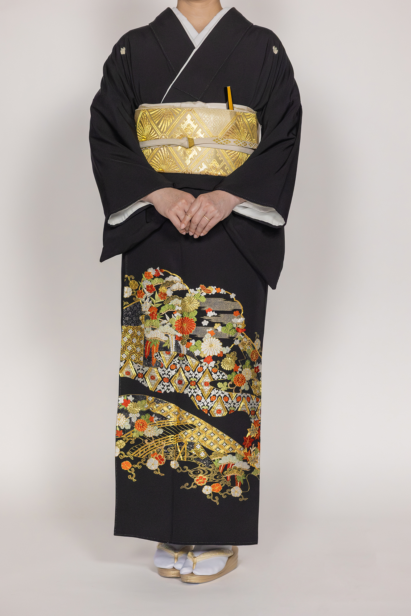 縁起の良い末廣に豪華な手刺繍(7割)のエレガントゴージャスな黒留袖フルセット レンタル黒留袖】手刺繍橋と菱道長｜CUCURU