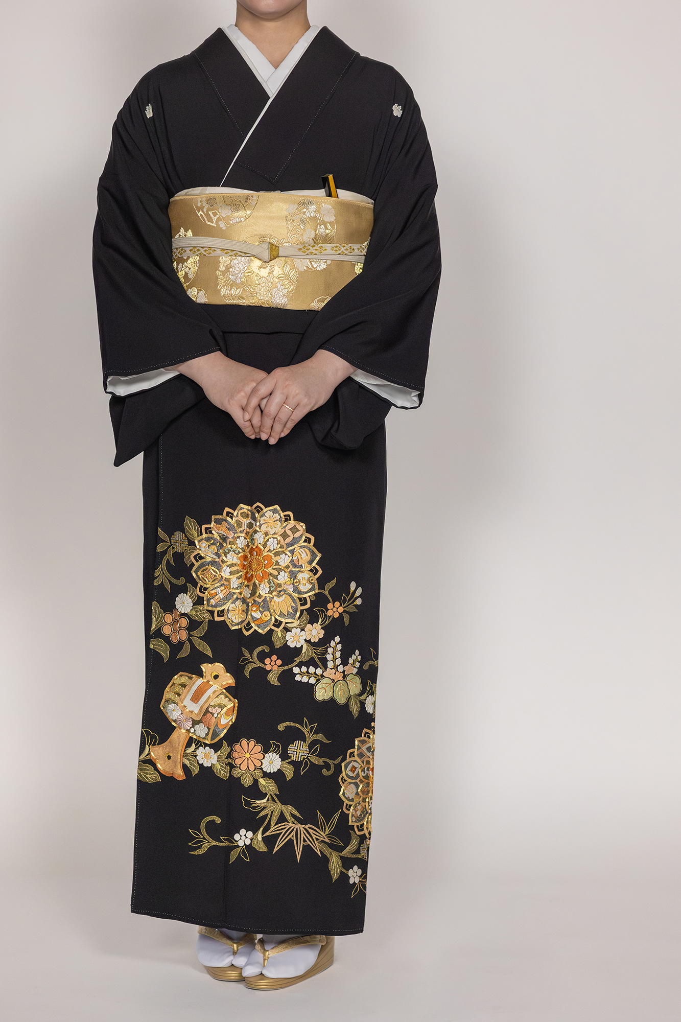 レンタル黒留袖】薄金刺繍こづち｜CUCURU
