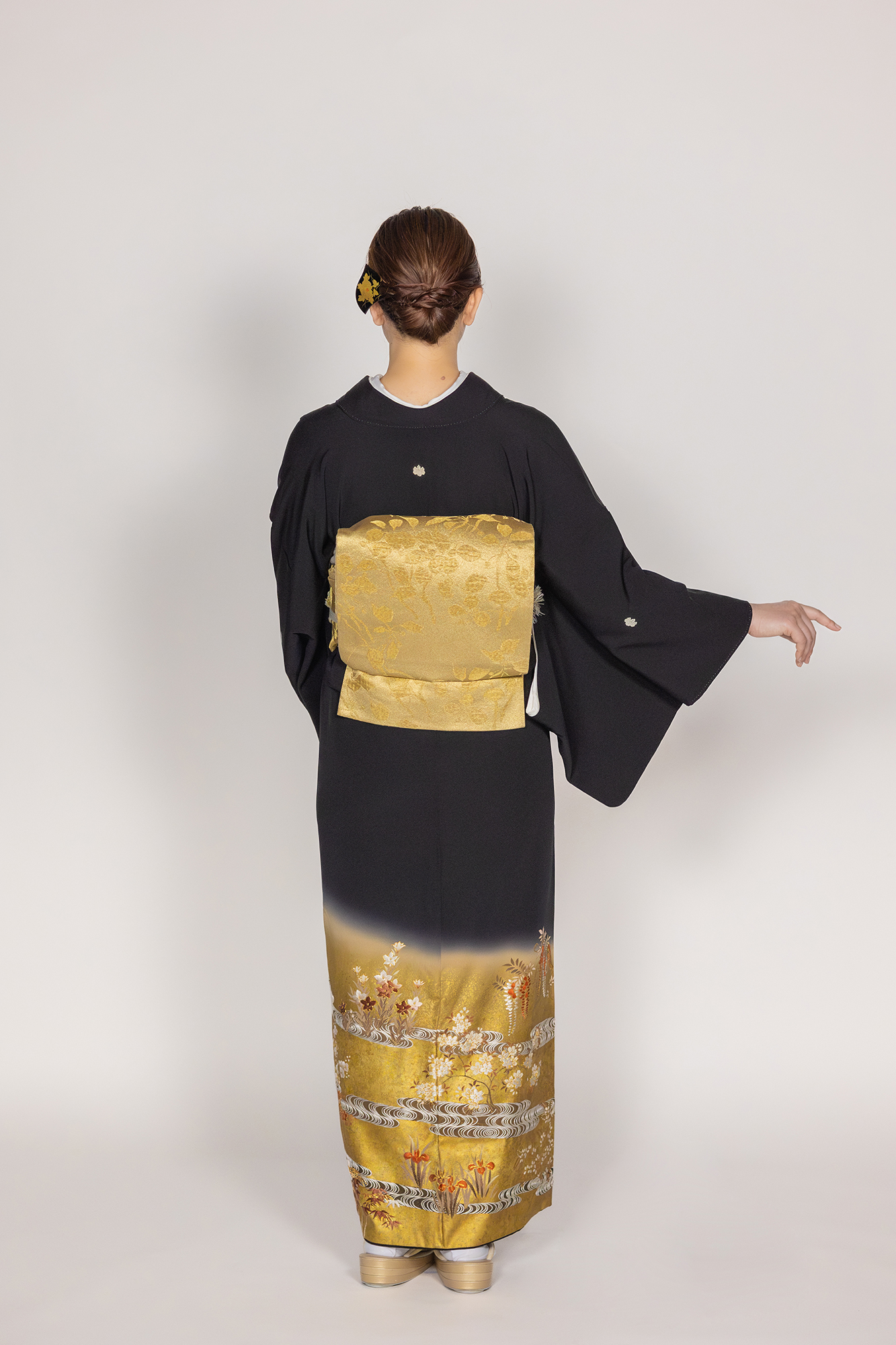 レンタル黒留袖】金箔観世流水四季花｜CUCURU