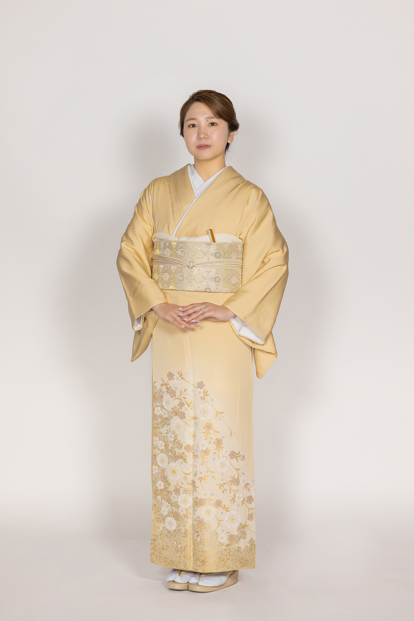 レンタル色留袖】寿光織クリーム金彩桜｜CUCURU